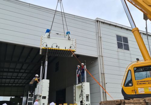 Nâng, hạ, vận chuyển, lắp đặt máy móc thiết bị